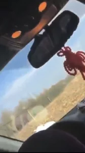 文健顺路送你女朋友回家的路上停车做爱你女友在我胯下喊我老公.你听到了