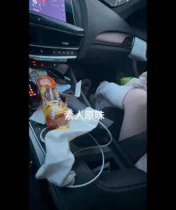 最新邀请逛商场的素人小美到车上玩脚