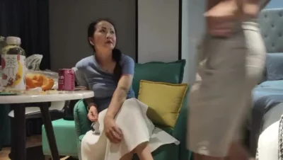 38岁良家熟女阿姨风韵犹存跪着深喉插嘴穿着高跟鞋爆插