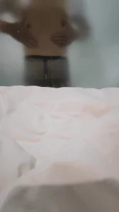 淫妻情趣丝隔着酒店浴室玻璃发骚自慰