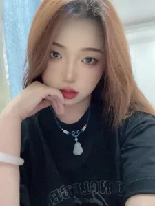 手镯和项链为证，同个人